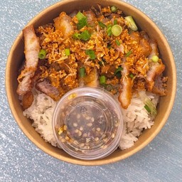 ข้าวหมูสามชั้นทอดกระเทียม (น้ำจิ้มซีฟู้ด)