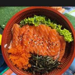 ข้าวหน้าแซลมอนสด/แล่