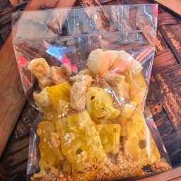 กากหมูและเกี้ยวกรอบ ทานคู่กับเมนูขนมจีบทรงเครื่อง