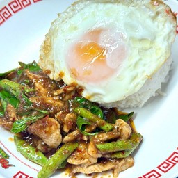 ผัดพริกแกงราดข้าว