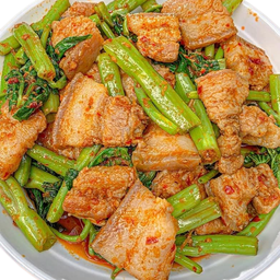 ผัดพริกแกงผักบุ้งหมูสาทชั้น