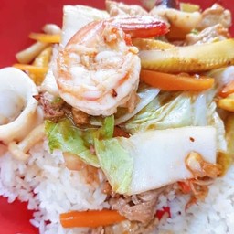 ผัดผักรวมมิตร (ราดข้าว)