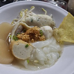 ใหญ่  น้ำใส