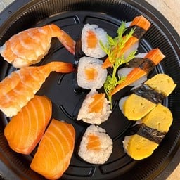 Wai salmon shushi ramen สาขาสุขุมวิท36