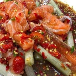 ยำสายบัวแซลมอน