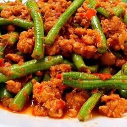 พริกแกงหมูสับราดข้าว