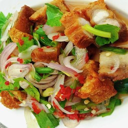 ยำหมูกรอบ