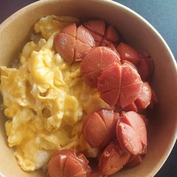 ข้าวไข่ข้นไส้กรอก