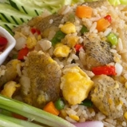KH03.23 ข้าวผัดปลาปลาสลิดแดดเดียวทอดแล้ว 50 กรัม ใส่ไข่ 2 ฟองแล้ว
