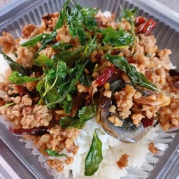 ข้าวกระเพราหมูสับไข่เยี่ยวม้า