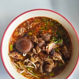 ก๋วยเตี๋ยวหมูตุ๋นต้มยำแบบพิเศษ