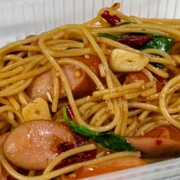 สปาเก็ตตี้ผัดพริกแห้งไส้กรอก