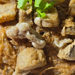 KH03.73 ข้าวไข่เจียว 2 ฟอง หมูกรอบ 50 กรัม