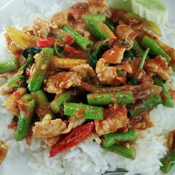 พริกแกงหมูชิ้นราดข้าว