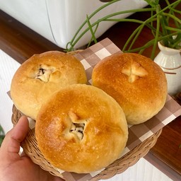 Cranberry Cream Cheese Bun (ขนมปังแครนเบอรี่ครีมชีส)