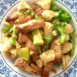 ดอกกะหล่ำผัดหมูกรอบ