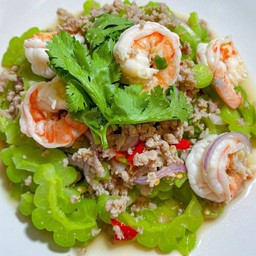 ยำลูกมะระกุ้งสด