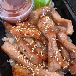 ข้าวหน้าหมูย่าง น้ำจิ้มซีฟุ๊ด