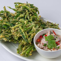ยำผักบุ้งกรอบหมูสับ