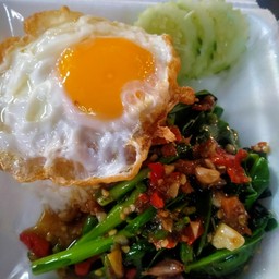 คะน้าปลาเค็มราดข้าวไข่ดาว