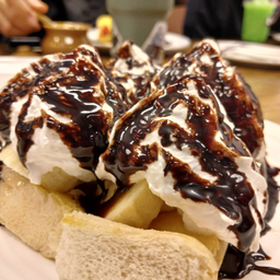 ขนมปังเนยวิปครีม กล้วย ช็อกโกแลต