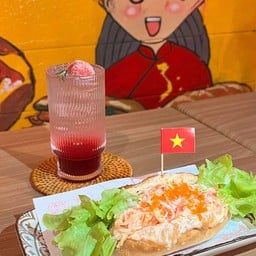 Banhmi & Strawberry soda:บั๋นหมี่ปูอัดไข่กุ้งและสตอเบอร์รี่โซดา