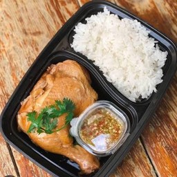 ไก่ต้มน้ำปลาพร้อมข้าวสวย