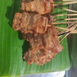 เจ๊กัญข้าวเหนียวห่อ หมูปิ้ง หมูทอด