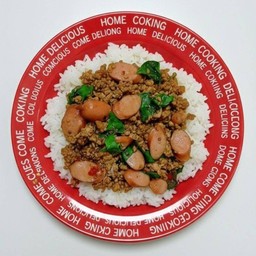 กะเพราหมูสับใส่ไส้กรอกราดข้าวหอมมะลิ+ไข่ดาว