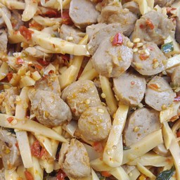 ลูกชิ้นเนื้อผัดหน่อไม้