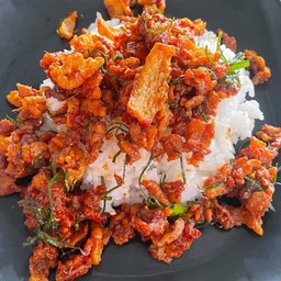ผัดพริกแกง กากหมู ราดข้าว