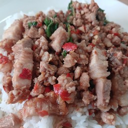 กระเพราหมูสับ+หมูกรอบ
