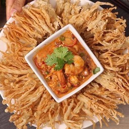 ยำเห็ดเข็มทองทอดกรอบทะเล
