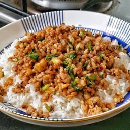 หมูสับคั่วพริกเกลือราดข้าว