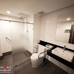 กว้างขวาง สะอาดเรียบร้อย ของใช้ครบ น้ำร้อนและแรงดี