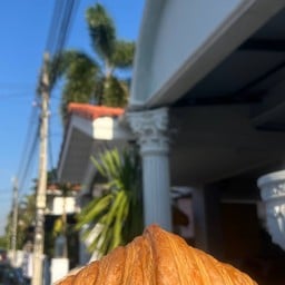 ครัวซองเนยสดอันใหญ่กว่ามือ