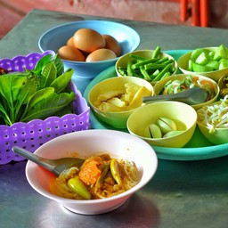 ขนมจีน 1กก. สามน้ำแกง+ผัก พร้อมทาน