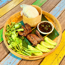 .หมูมะแขว่นแจ่วสมุนไพร (หมูทอดมะแขว่น ข้าวเหนียว แจ่วสมุนไพรและผักสด).