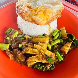 ผัดพริกแกงใต้หมูกรอบไข่ดาว