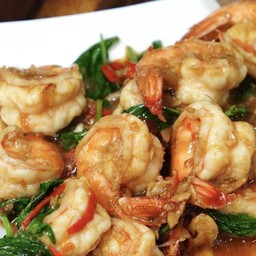 ข้าวราดกุ้งผัดใบโหระพา