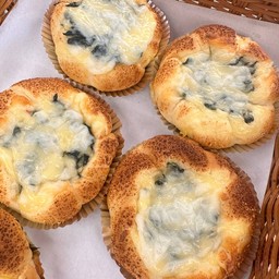 ขนมปังผักโขมพาเมซาน