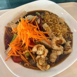 ตำเส้นเล็กหมูยอแคปหมูกระเทียมเจียว