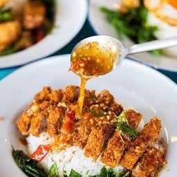 กะเพราไก่กรอบราดข้าว