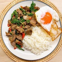 ข้าวกะเพราเครื่องในไก่