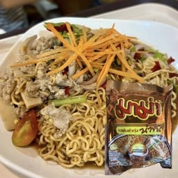 ยำมาม่าหมูสับ หมูยอ