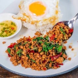 ข้าวกะเพรา & ปังปิ้ง