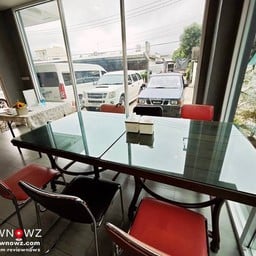 ห้องแอร์ กว้างขวาง กระจกรอบไม่อึดอัด