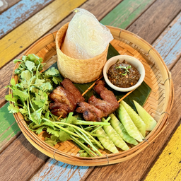 .หมูพวงแจ่วปลาร้า (หมูหมักทอด ข้าวเหนียว แจ่วปลาร้าและผักสด).