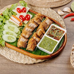หมูกรอบจิ้มแจ่ว