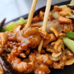 เอ็นไก่ทอดผัดเม็ดมะม่วง